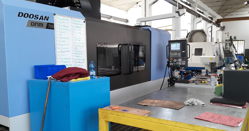 Centro di lavoro verticale marca DOOSAN MOD. DNM 750 L con CNC DOOSAN-FANUC I-SERIES Dim. Lavoro X=2100mm, Z=700mm, Y=500mm
