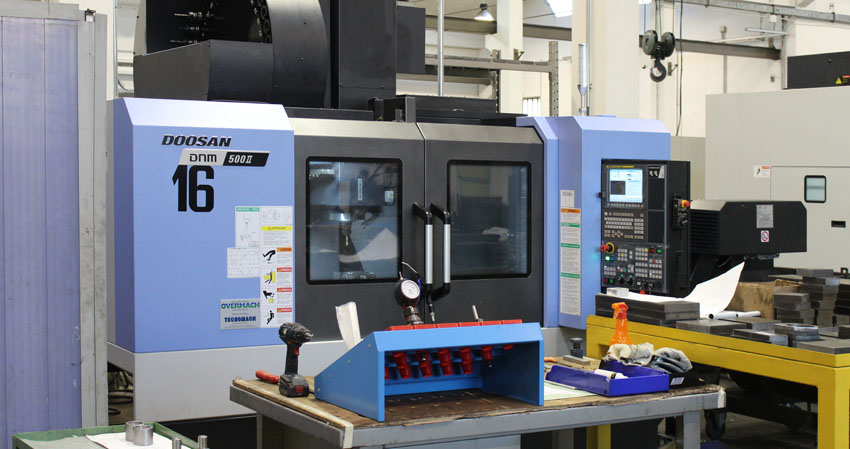 Centro di lavoro verticale marca DOOSAN MOD. DNM 500 L con CNC DOOSAN-FANUC Dim. Lavoro X=1050mm, Z=500mm, Y=500mm
