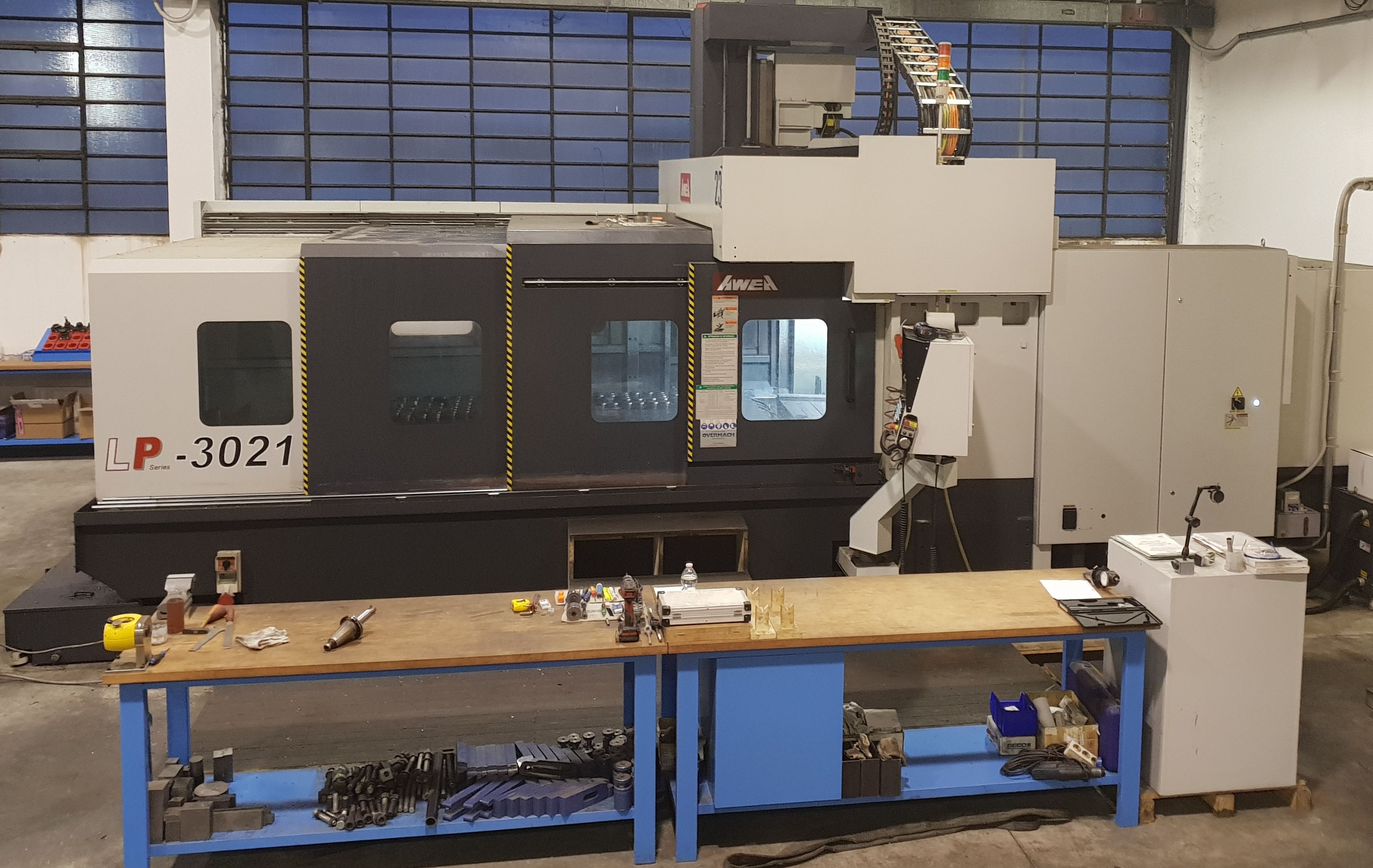 Centro di lavoro verticale a doppia colonna marca AWEA MOD. LP 321 con CNC FANUC mandrino ISO-50 Dim. Lavoro X=3000mm, Z=760mm, Y=2100mm